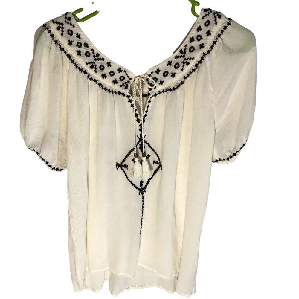 XXI forever 21 size Medium womens top short sleeve ivory top